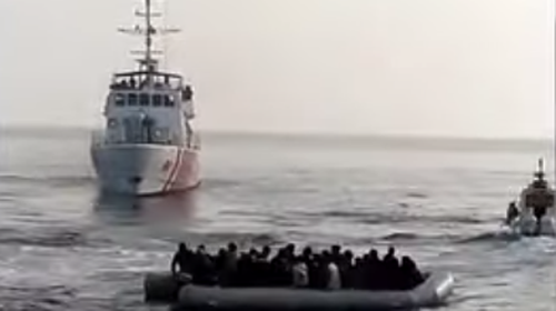 Βίντεο ντοκουμέντο: Νέα πρόκληση στο Αιγαίο - Τουρκικές ακταιωροί κατευθύνουν λέμβο με πρόσφυγες στη Λέσβο