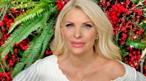 Vintage φωτογραφία της Ελένης Μενεγάκη στα τέλη του 80': Μελαχρινή δίπλα στο χριστουγεννιάτικο δέντρο