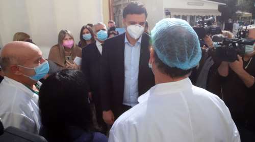 Η ατάκα Κικίλια με νόημα από το εμβολιαστικό κέντρο: Προηγούνται οι ασθενείς και μετά ο υπουργός [βίντεο]