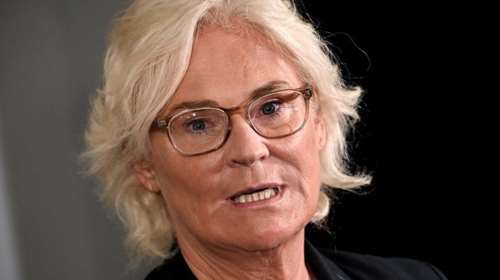 Υπό παραίτηση η γερμανίδα υπ. Άμυνας; Αφόρητες οι πιέσεις μετά τον σάλο από το πρωτοχρονιάτικο μήνυμά της