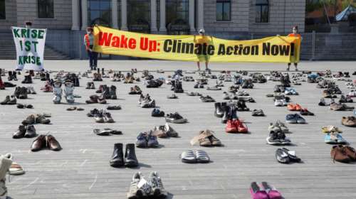 Τηρούν τα μέτρα: Ζευγάρια παπούτσια αντί... διαδηλωτών στους δρόμους της Ζυρίχης!