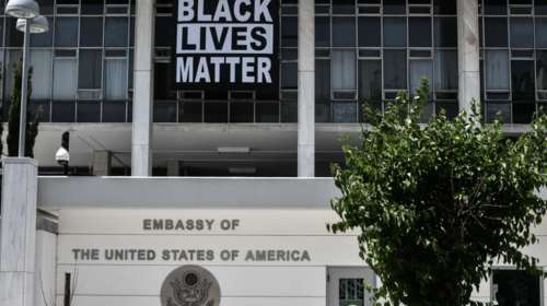 Ένας χρόνος από τη δολοφονία Φλόιντ: Πανό με επιγραφή &quot;Black lives matter&quot; στην αμερικανική πρεσβεία στην Αθήνα [Εικόνες]