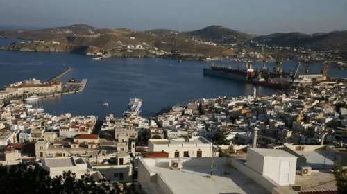 Σύρος: Και ξαφνικά ο δρόμος στην Ερμούπολη γέμισε με...λεφτά - Τι συνέβη