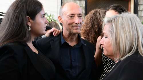 Ελεάννα Πλέσσα: Η κόρη του Πλέσσα στην κηδεία του πατέρα της - Η σπάνια εμφάνισή της με τον ετεροθαλή αδελφό της