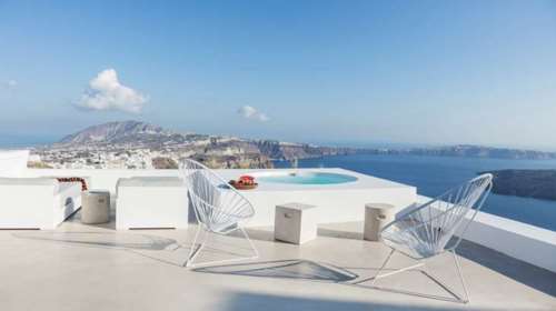 50 shades of White: Μια εντυπωσιακή κατοικία στη Σαντορίνη