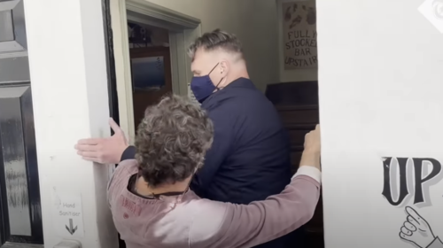 Βρετανία: Εξαλλος ιδιοκτήτης παμπ πέταξε έξω τον ηγέτη των Εργατικών για το lockdown