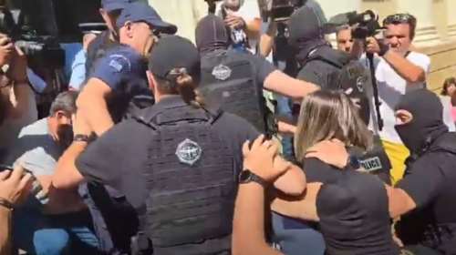 Στην Πάτρα για την απολογία της η Ειρήνη Μουρτζούκου: Με σκυμμένο κεφάλι στα δικαστήρια, οργή και αποδοκιμασίες [εικόνες-βίντεο]