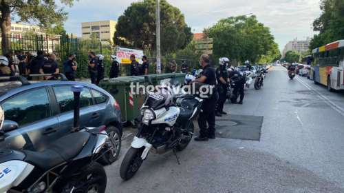 Σε αστυνομικό κλοιό το ΑΠΘ για τα κορονο- πάρτι: Ένταση με άτομα που επιχείρησαν να εισέλθουν στον χώρο [Εικόνες]