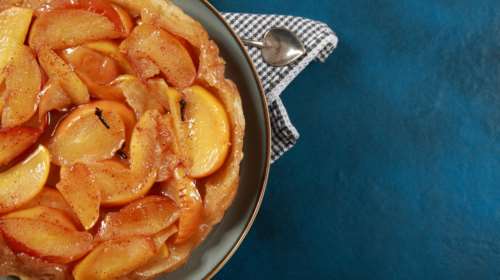 Πετρετζίκης: Τρομερή συνταγή για αφράτη και ζουμερή πορτοκαλόπιτα που λιώνει στο στόμα