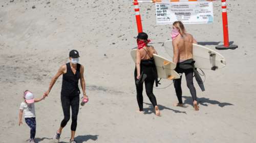 &quot;Πλημμύρισαν&quot; κόσμο οι παραλίες στην Καλιφόρνια για μπάνιο και σερφ - Μέτρα από τις αρχές [εικόνες]