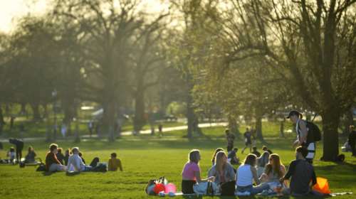 Δημοσκόπηση στη Βρετανία: Η ανησυχία για τον κορονοϊό μειώθηκε στο 49% από το 72% το Φεβρουάριο