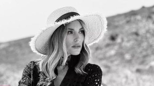 Η Αθηνά Οικονομάκου έφερε την άνοιξη στο σαλόνι της - η μοντέρνα βιβλιοθήκη και το απίθανο τραπέζι γεμάτο λουλούδια [εικόνες]