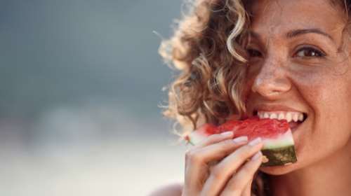 Τέλος στην κατακράτηση υγρών! 4 φυσικοί τρόποι να τη μειώσουμε