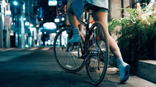 Πτολεμαΐδα: Δεκαεξάχρονος λήστεψε μίνι μάρκετ με την απειλή μπαλτά και έφυγε με το ποδήλατό του