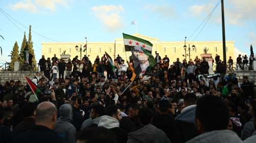 Πανηγυρισμοί από Σύρους στο Σύνταγμα για την πτώση του Άσαντ - Τραγουδούν και φωνάζουν συνθήματα [εικόνες-βίντεο]