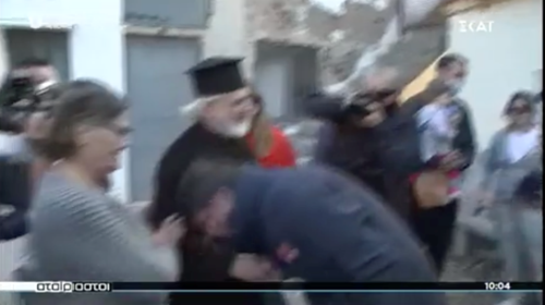 Ο ιερέας αδειάζει τον Χαρδαλιά: Ασπάστηκε το χέρι μου, του δίνω συγχαρητήρια [βίντεο]