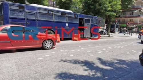 Συναγερμός στη Θεσσαλονίκη: Αντιεξουσιαστές πέταξαν τρικάκια στο τουρκικό προξενείο - [ΕΙΚΟΝΕΣ]