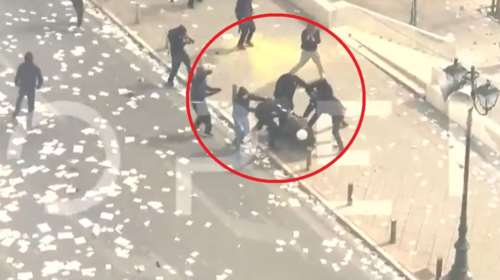 Συγκέντρωση για τα Τέμπη: Κουκουλοφόροι ρίχνουν αστυνομικό στο έδαφος και τον ξυλοκοπούν [βίντεο]