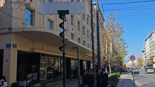 Το "Αιολικό" του γλύπτη Takis βρήκε τη θέση του στη Βουκουρεστίου: Μια εικαστική "ανάσα" στην καρδιά της Αθήνας