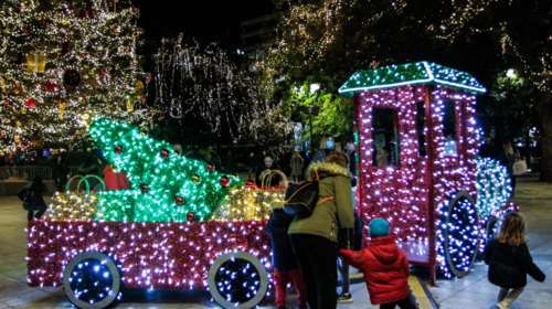 Αρωμα Χριστουγέννων: Ταξίδια στα θεματικά πάρκα με επιστροφή στον Αστερόκοσμο