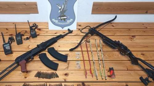 Θεσσαλονίκη: Με οπλοστάσιο πιάστηκαν πατέρας και γιος - Εκρυβαν καλάσνικοφ, βαλλίστρα και σπρέι πιπεριού