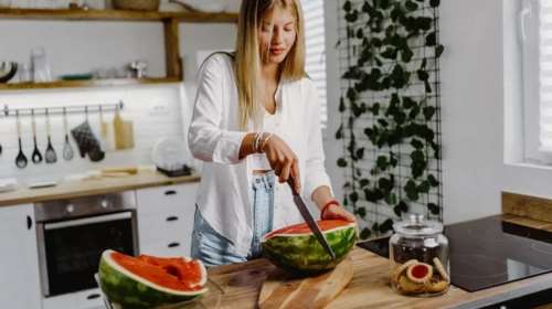 &quot;Καμίνι&quot; η χώρα με θερμοκρασίες έως 42 °C: Τροφές και ποτά που πρέπει να αποφύγεις στον καύσωνα - Σύμφωνα με γιατρούς