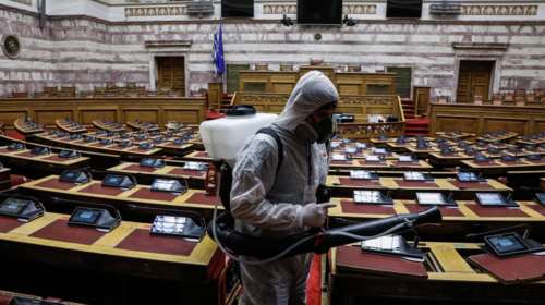 Κορονοϊός: Συναγερμός και στη Βουλή: Λιγότεροι βουλευτές στην Ολομέλεια, παγώνουν οι συνεδριάσεις των επιτροπών