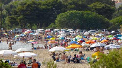 Αγίου Πνεύματος: Για ποιους είναι αργία - Πώς θα λειτουργήσουν τα καταστήματα