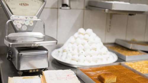 Τα παλαιότερα ζαχαροπλαστεία της Θεσσαλονίκης: Επί 8 δεκαετίες παραμένουν &quot;γλυκά&quot;, νοτισμένα με μυρωδιές