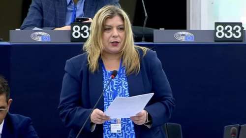 Συρεγγέλα: Η Ακρίτα επιτίθεται με χυδαίο τρόπο σε γυναίκα δημοσιογράφο για τις ενδυματολογικές της επιλογές