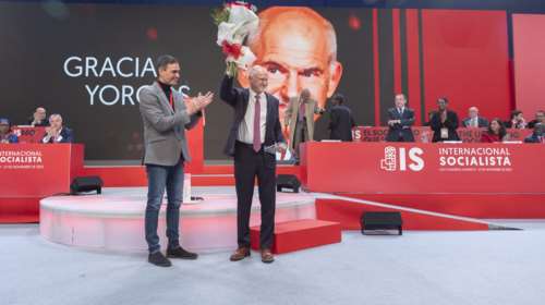 Σοσιαλιστική Διεθνής: Τα ηνία στον Πέδρο Σάντσεθ - Επίτιμος πρόεδρος ο Γιώργος Παπανδρέου - Συγχαρητήρια Ανδρουλάκη