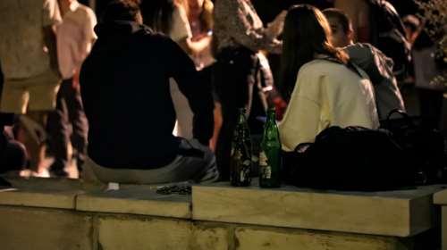 Κορονοϊός: Ανησυχία από τις γεμάτες πλατείες - Οι κίνδυνοι από τον συνωστισμό  [εικόνες]