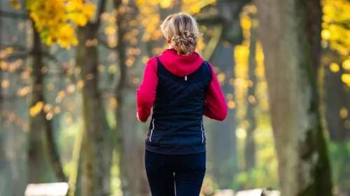 Άνω των 50; Η επιστήμη αποκαλύπτει την ελάχιστη άσκηση που επιβραδύνει την άνοια