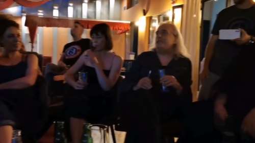 Θεσσαλονίκη: Ο Γιάννης Αγγελάκας στο πλευρό παρέας Ρομά που άνοιξε συνεταιριστικό καφέ - Οι αντιδράσεις