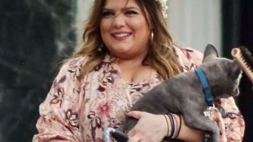 Σε ανοιξιάτικο mood η Δανάη Μπάρκα: Με πλισέ μίνι φούστα