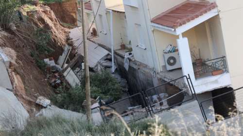 Νέος Βουτζάς: &quot;Πέφτουν&quot; στο ρέμα τέσσερα σπίτια - Απεγνωσμένοι οι ιδιοκτήτες τα εγκαταλείπουν [Νέες Εικόνες]