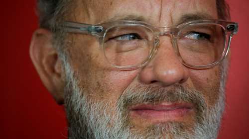 Τομ Χανκς: Μας έδειξε τον 18χρονο εαυτό του - Με μακρύ μαλλί και κοστούμι στην αποφοίτησή του [Εικόνα]