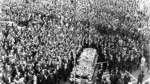 Σαν σήμερα η κηδεία του Γεωργίου Παπανδρέου που μετατράπηκε σε διαδήλωση κατά της δικτατορίας [εικόνες]