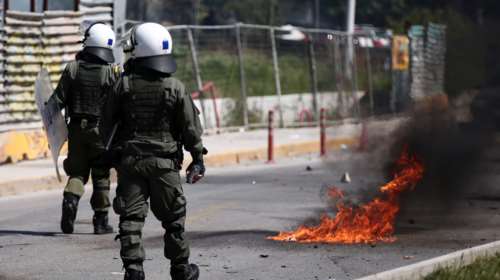 Θεσσαλονίκη: Πετροπόλεμος, μολότοφ και δακρυγόνα στο Πανεκπαιδευτικό συλλαλητήριο - Πληροφορίες για τραυματίες [Εικόνες - Βίντεο]