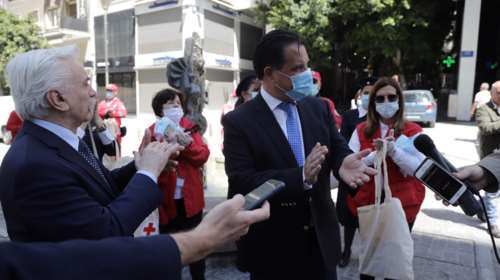 Μάσκες και αντισηπτικά μοίρασε ο Α. Γεωργιάδης με τον Ερυθρό Σταυρό στην Ερμού