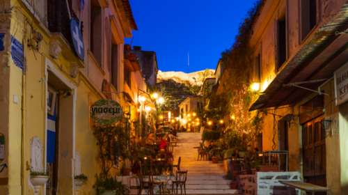 Ελιές, αμυγδαλωτά και ελληνικά μυρωδικά: Το δείπνο του οίκου Dior στην Πλάκα που ενθουσίασε τους ξένους δημοσιογράφους στην Αθήνα