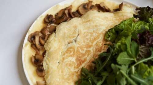 High protein πρωινό: Ομελέτα βρώμης με cottage cheese και μανιτάρια!