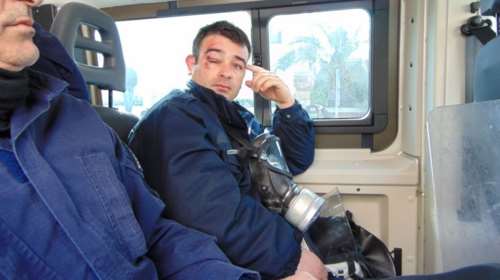 Χίος: Κάτοικοι μπήκαν στο ξενοδοχείο που μένουν τα ΜΑΤ και τους έδειραν