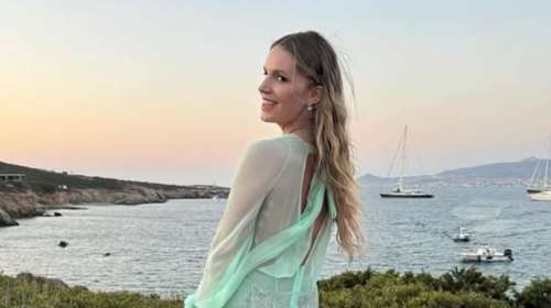 Ευγενία Νιάρχου: Με παστέλ δημιουργία στο γάμο του Νικόλα Νιάρχου