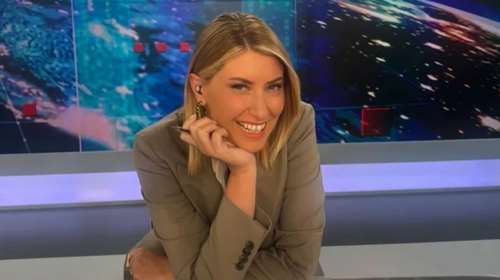 Η Σία Κοσιώνη επέστρεψε στο τηλεοπτικό πλατό: Το office look με γκρι κοστούμι και ασημί metallic γόβες