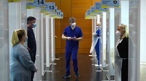 Bloomberg: Φουλάρει τις μηχανές η ΕΕ - Θα εμβολιαστεί η πλειονότητα των πολιτών ως το τέλος Ιουνίου με 360 εκατ. δόσεις