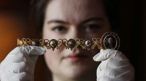 Δημοπρατούνται κοσμήματα "πένθους" της βασίλισσας Βικτώριας