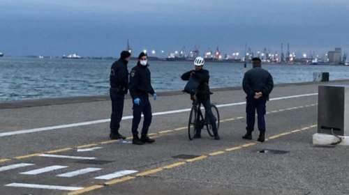 Έλεγχοι και μπλόκα από την αστυνομία σε πεζούς και οδηγούς - Πρώτα οι συστάσεις, μετά τα πρόστιμα [βίντεο-εικόνες]