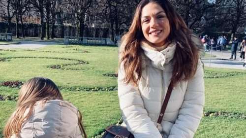 Σαν μοντέλο η Εύα Τσιμιτσέλη: Η Βάσω Λασκαράκη φωτογραφίζει την κόρη της στη στολισμένη Θεσσαλονίκη