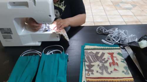Ανδραβίδα: Γυναίκες πρόσφυγες φτιάχνουν προστατευτικές μάσκες [εικόνες]